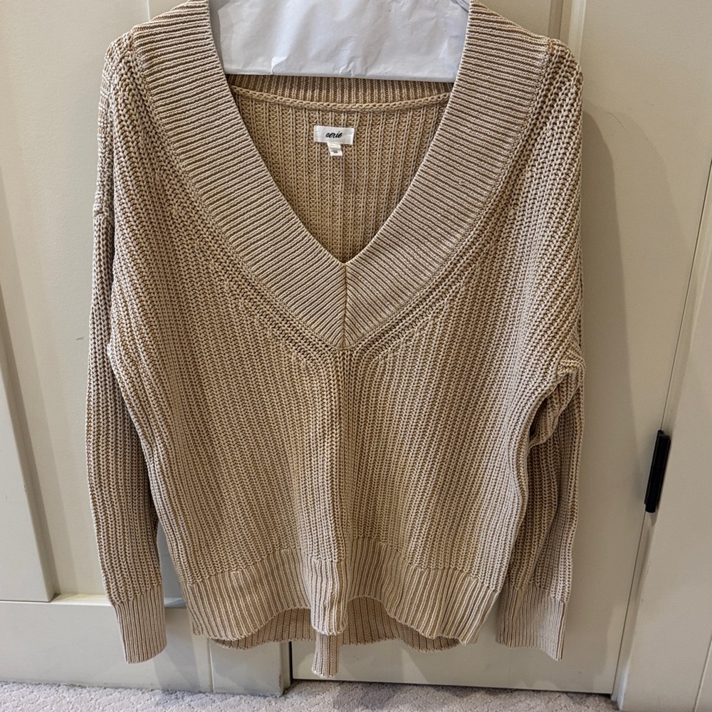 Aerie V-Neck Beige‎ Sweater